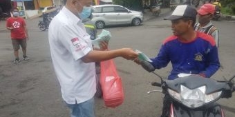 DPD PSI Kota Surabaya Bagi-bagi Masker dan Ratusan Nasi Kotak ke Warga