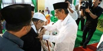 Mengenang Mbah Moen, Cium Tangan Kiai Hasyim Muzadi, Jokowi, dan Sayid Ahmad, Apa Alasannya?