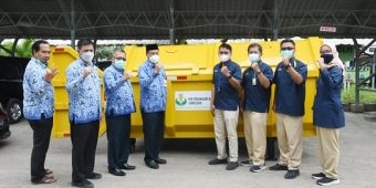 Bantu Kelola Limbah B3, Petrokimia Gresik Serahkan Kontainer Sampah kepada DLH