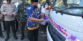 Cek Kesiapan Vaksinasi, Bupati Fadeli Serahkan 11 Mobil Ambulans PSC-119