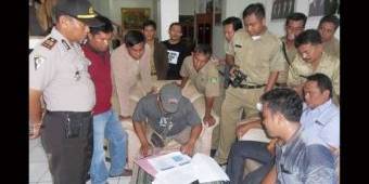 Desak Oknum PNS Dinkes Sumenep yang Selingkuh Dipecat, Puluhan Warga Lurug Gedung DPRD