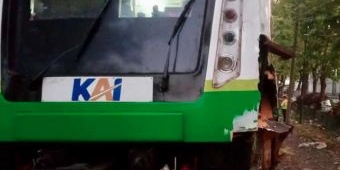 KA Commutrerline Sindro Hantam Truk Muatan Jagung di Banjarkemantren Sidoarjo