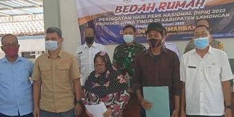 Peringati HPN 2022,  PWI Jatim dan Lamongan Bedah Rumah Warga Kurang Mampu