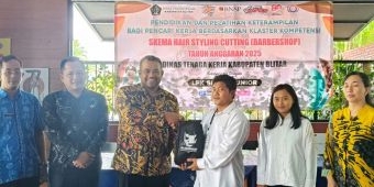 Manfaatkan DBHCHT, Delapan Perempuan di Kabupaten Blitar Ikuti Pelatihan Barbershop