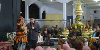 Bupati Kediri Beri Hadiah ke Petani Milenial di Acara Sedekah Bumi