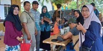 Gandeng Dekranasda dan BKMS, Pemdes Kandangan Gresik Adakan Pelatihan Membuat Tas