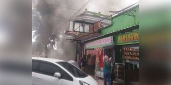 Gudang Butik Busana Muslim di Jember Terbakar, Damkar Terpaksa Jebol Pintu