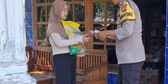 Bhabinkamtibmas di Ngawi Gagas Layanan Antar Beras SPHP dengan COD ke Rumah Warga 