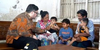 Bupati Kediri Beri Bantuan Usaha ke Keluarga Pengasuh 3 Cucu