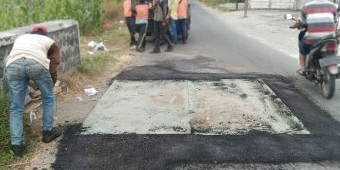 Tanggapi Keluhan Warga, DPUPR Jombang Perbaiki Duiker Jebol dengan Pelat Besi