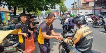 Polres Mojokerto Kota Bagikan Bubur Kacang Hijau ke Warga Sekitar Stasiun