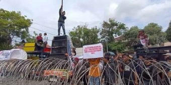Tolak Relokasi RPH Pegirian, Ratusan Pedagang Demo dan Masuk di Balai Kota Surabaya
