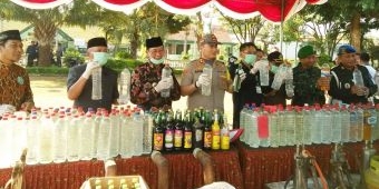 Jelang Idul Fitri, Polres Tuban Musnahkan Ratusan Liter Miras Hasil Operasi Pekat