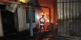 Bakar Sampah untuk Usir Nyamuk, Rumah dan Enam Kambing di Tulungagung Ludes Terbakar