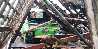 Hujan Disertai Angin, 1 Rumah di Magetan Roboh Timpa 3 Warga dan 4 Kendaraan