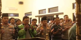 Aksi Solidaritas, Puluhan Ojol Gelar Doa Bersama di Mapolres Probolinggo