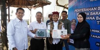 Wali Kota Pasuruan Serahkan Bantuan DBHCHT untuk Pelaku Usaha Perikanan