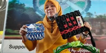 Ibu Rumah Tangga di Kediri Sukses Sulap Gelas Plastik Bekas Jadi Tempat Tisu dan Aneka Suvenir