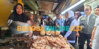 Gubernur Khofifah Tinjau Pasar Dukuh Kupang, Pastikan Stok Bahan Pokok Aman