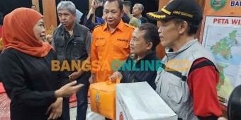 Tinjau Longsor Trenggalek, Gubernur Khofifah Serahkan Bantuan dan Siapkan Relokasi Hunian