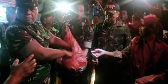 Tinjau Banjir di Sampang, Pangdam V/Brawijaya Salurkan Bantuan