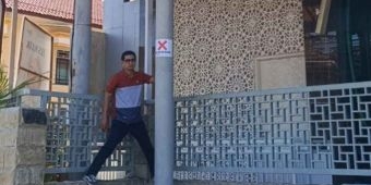DPMPTSP dan Satpol PP Gresik Segel 2 Reklame Bodong di GKB