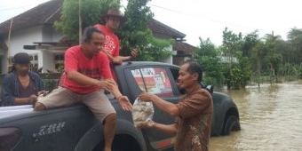 Bantu Warga Terdampak Banjir, Duo Caleg PDIP Bagikan 2.000 Nasi Bungkus