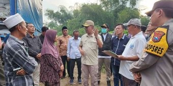 Respons Protes Warga, Pj Bupati Probolinggo Tinjau Kandang Ayam Bermasalah di Desa Paiton