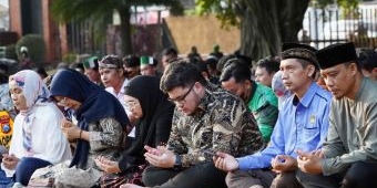 Gelar Doa Bersama di Depan Pemkab Kediri, Bupati Dhito: Jangan Larut dalam Kesedihan