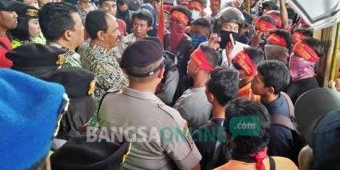 Tak Dipekerjakan, Warga Ring 1 Protes PT Swabina Gatra, Luruk Kantor Bupati dan DPRD