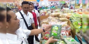 Sidak Pasar dan Supermarket, Diskoperindag Tuban Temukan Mamin Kadaluarsa Hingga Borax