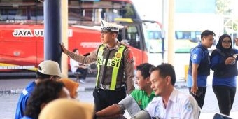Jelang Operasi Lilin Semeru 2025, Polres Gresik Tes Urine Sopir Angkutan Umum di Terminal Bunder