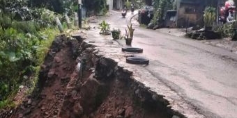 Hujan Deras, Tembok Penahan Tanah di Prigen Pasuruan Longsor