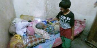 Bocah SD di Jombang Sehari-hari Rawat Neneknya yang Sakit