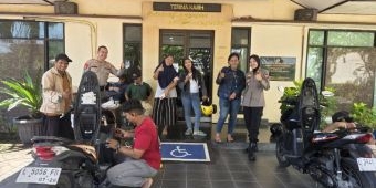 Polsek Mulyorejo Surabaya Bagikan Alarm Antimaling Gratis ke Motor Warga, Target 100 Unit Terpasang