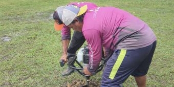 Tingkatkan Resapan Air Hujan, DLH Buat Lubang Biopori di Alun-Alun Bojonegoro
