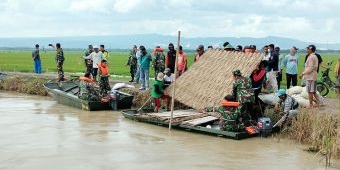 Dibantu TNI-Polri dan BPBD, Warga Kanor Bojonegoro Berjibaku Bendung Tanggul yang Jebol