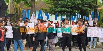 Diduga Ada Pungli di Sekolah, Puluhan Aktivis Geruduk Kantor Disdik Kota Kediri