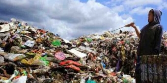 Sudah Ditutup, Warga Masih Buang Sampah di TPA Lowokdoro