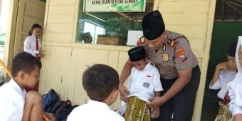 Kapolsek Senori Bantu Bimbing Murid SD Belajar Salat di Langgar Al Amman