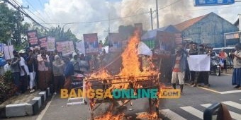 Demonstrasi Desak Bupati Sampang Gelar Pilkades Diwarnai Aksi Bakar Keranda dan Blokade Jalan
