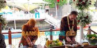 Tunjukkan Kepiawaian, Gubernur Khofifah Ajak Duta Besar Inggris 'Ngulek' Rujak