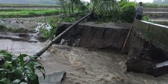 Jembatan Penghubung Dua Desa di Gandusari Kabupaten Blitar Jebol Diterjang Banjir