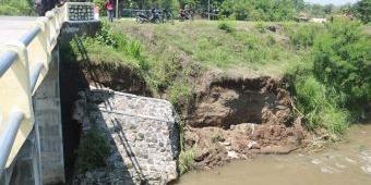 Dinding Sayap Fondasi Jembatan Penghubung Antardesa di Jombang Runtuh Diterjang Air