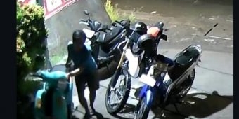 Terekam CCTV , Motor Yamaha Fazio Pengunjung Warkop Digondol Maling di Pakal Surabaya