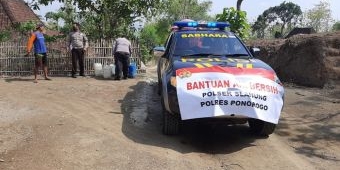 Bantu Warga Terdampak Kekeringan, Polsek Slahung Distribusikan Air Bersih di Banyuripan Ponorogo