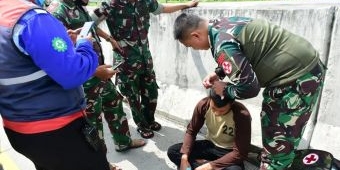 Rombongan Pussenarhanud Kodiklatad Ikut Bantu Korban Kecelakaan di Tol Pasuruan-Probolinggo