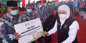 Tekan Dampak Inflasi dan Kenaikan BBM di Jember, Khofifah Serahkan Bantuan ke Sopir Angkot dan Ojol