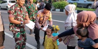 Kompak! Personel Gabungan dari Polsek Sidoarjo Kota dan Koramil 0816/01 Bagi Takjil ke Masyarakat