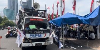 Ratusan Karyawan PT Pakerin Geruduk Grahadi, Tuntut Pembayaran Gaji